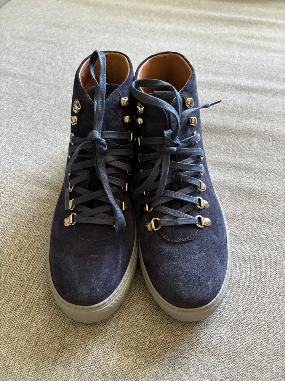 Magnanni Navy Suede Chukka Boots with Silver Eyelets